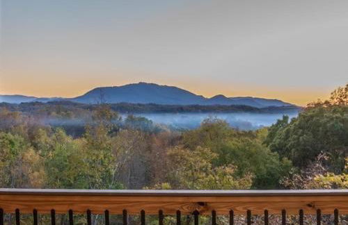 Luxury 12-Bedroom Cabin with Indoor Pool, Hot tub & Movie Theater, Sleeps 36 - Foto 1