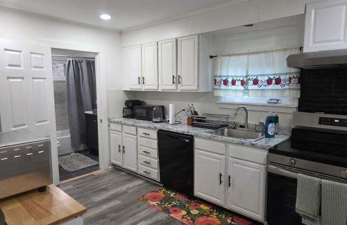 Charming 3 bedroom 2 bath home in Bloomfield with wishing well - Foto 19