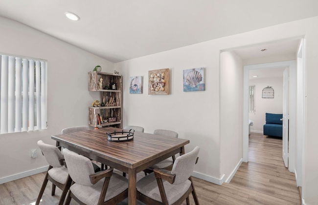 Charming Escape With Stylish Decor & Outdoor Space - Foto 35