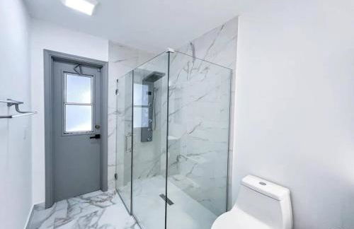 Modern Lakefront Home - Foto 39