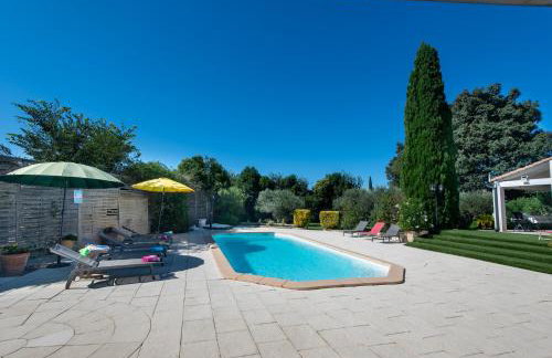 Villa l'ESTEL charme provençal, 15 pers, piscine privée & aire de jeux, au coeur du triange Arles-Avignon-Nîmes - Foto 10