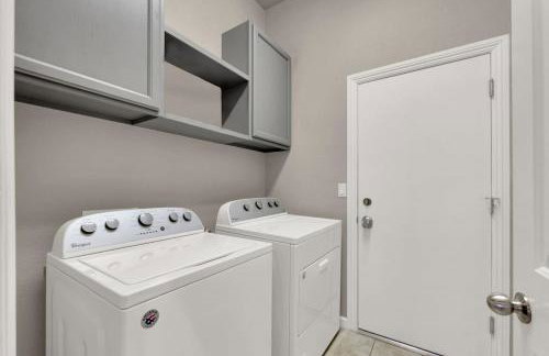 Lux 3BR Oasis Near Strip with Heated Pool and Jacuzzi - Photo 21