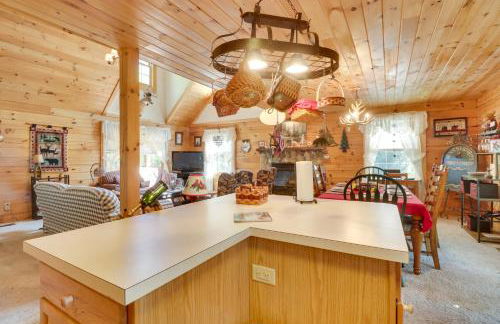 Virginia Mountain Cabin with Decks and Fireplaces - Foto 10