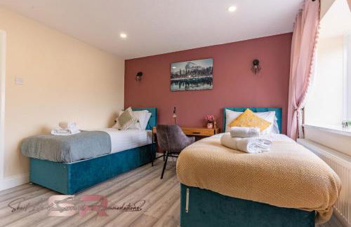 4-BR Hayes Home, Guests 8 - Ideal for Long term stays, Fast unlimited Wi-Fi - Foto 32