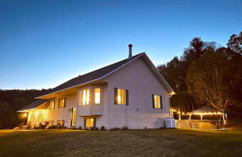 Stylish Mountain Chalet 15mins to Gore Mountain , Large Hot Tub, Playroom & Large Heated Pool - Foto 64