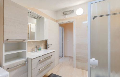 Modernes Apartment mit traumhafter Aussicht, Pool, Privatparkplatz, WiFi - Photo 22