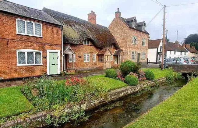 Village Period Cottage Next to a Idyllic Stream - Foto 24