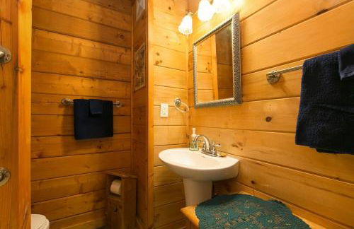 Blueberry Hill Cabin-Private, secluded cabin with a fireplace and New Hot Tub 2025 - Foto 3