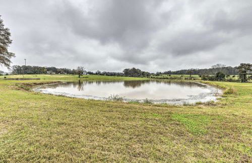 Remodeled Pittsboro Farmhouse Sitting on 220 Acres - Foto 29