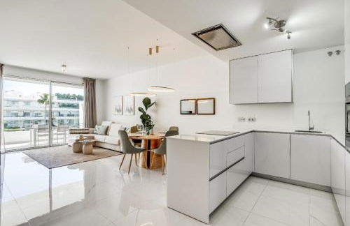 Bel Air Estepona - Modern 2BR Apartment With Terrace, Pool and Close To The Beach - Photo 14