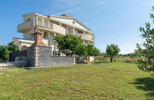 Apartman Strmota s bazenom i jakuzijem - Foto 18