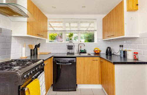 Modern & Spacious 3BR House Bracknell - Berkshire - Photo 24