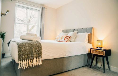 Stylish 2 Bed City Centre Apartment with Parking - Photo 33