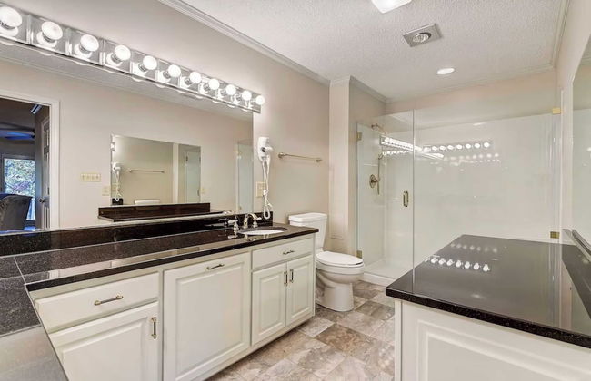 Lakefront Home Private Dock, Tiki Bar, Firepit Shore to Please by Avantstay - Foto 14