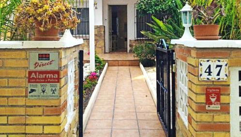 Cozy house next to a cove on the beach - Photo 2