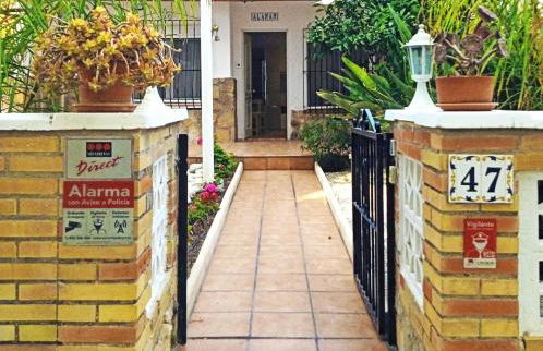 Cozy house next to a cove on the beach - Photo 2