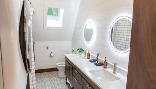 TreeTops Ayframe, Supersized AFrame on the River with Hot Tub - Foto 3