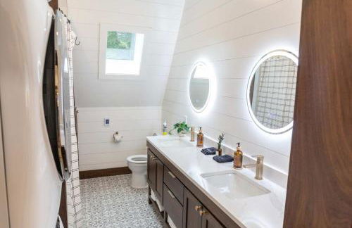 TreeTops Ayframe, Supersized AFrame on the River with Hot Tub - Foto 3