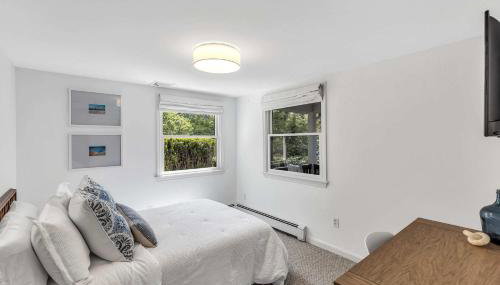 Jenkins Pond Beach Access with BBall Hoop & Grill, Bright Cape Cod Retreat near Jenkins Pond in Falmouth - Parking, Modern Retreat with Outdoor Space, 24 Hour Hospitality - Foto 4