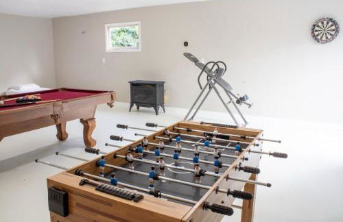 Private Home - #RedwoodSkyWalkRetreat - 5BD, Pro Pool Table, BBQ, Foosball, Darts, Fireplace, Movie Projector, Stereo, Cotton Bedding - Foto 39
