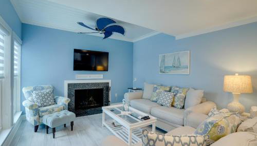 Sip, Sunbathe and Relax Poolside Madeira Beach Gem! - Foto 1