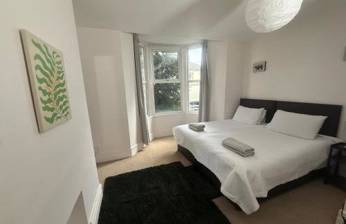 Central 2 bed flat with off street-parking - Foto 6