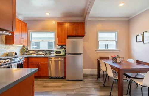 Oak Manor - Chic & Stylish 2BR Apartment Retreat - Photo 2