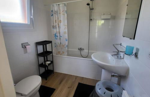 2025 Reno 2-Bed Escape w pool Min to GolfCources - Foto 12