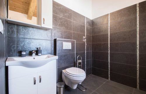 Villa Milena, a Rustic Summer Haven with Pool, Pets Welcome! - Foto 27