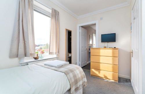 NEW Four Bedroom House - all rooms ensuite - Photo 32