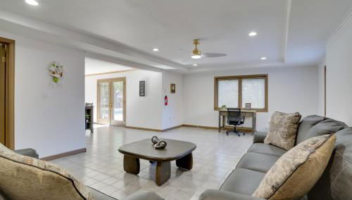 6 Mi to Barr Lake Apt with Yard and Pool Access! - Foto 4