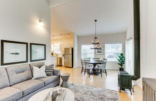 Steps to Beach! Airy Coastal Escape with Deck - Foto 5