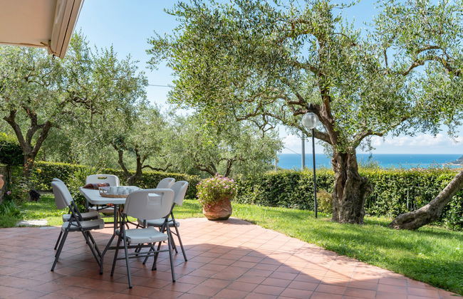 8 bedroom House in Diano Castello with private pool and garden - Photo 9