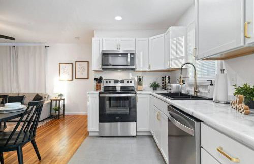 Urban Oasis Cozy Home Near Downtown with Game Room and Firepit - Foto 22