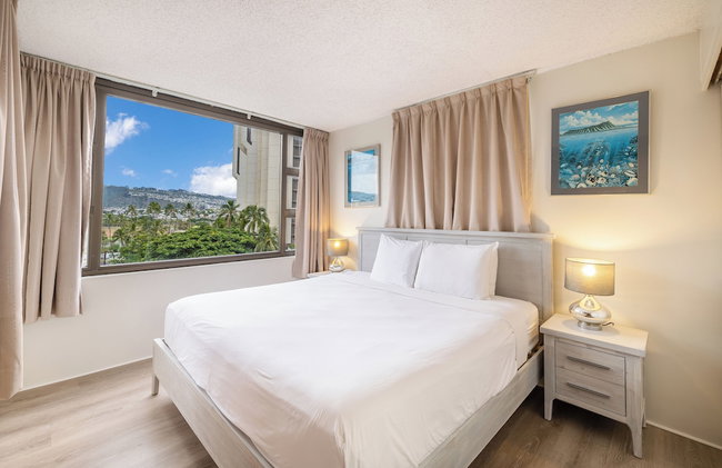 Mountain View Condo with King or Queen Bed and Parking - Photo 9
