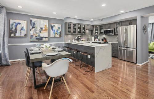 Cozy 4BR Townhome, Family Community, 40 Mins to DC - Foto 1