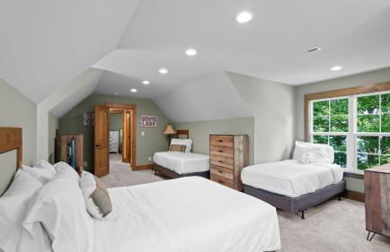 Spacious Waterfront Home on Lake Norman with Firepit Views and Dock Access - Foto 24