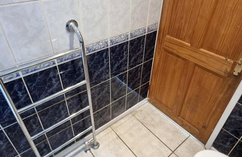 Entire 3 bedroom home with Parking in Welling, London, UK - Photo 20