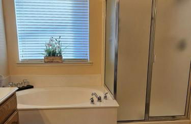 Lovely Lakeside Living - Foto 49