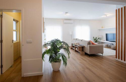 Bright & Spacious Villa by Beach - Photo 7