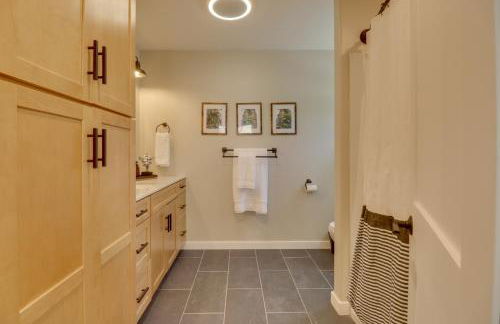 Lakeside Cabin with Hot Tub 3 Mi to Flathead Lake! - Foto 16