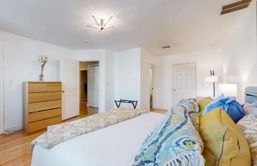 Walk to Transit and Eats! Urban Oasis in Newton - Foto 18