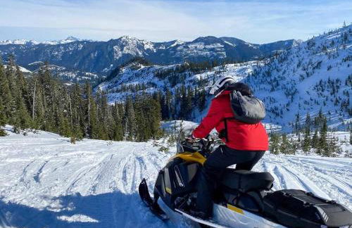 Walk-In Skiing/Tubing Across at Summit East - Foto 5