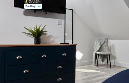 Spacious 4BDR House By Homebird Property Management Short Lets & Serviced Accommodation Leeds With Private Parking & Garden - Foto 20