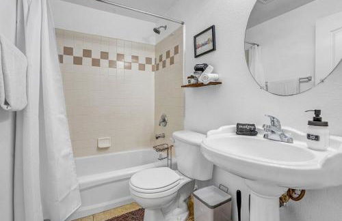 Vibrant Yellow King Room & Desk - Foto 10