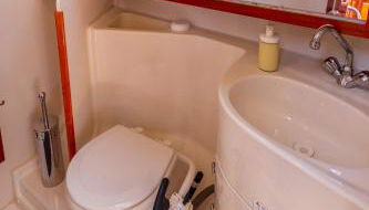 Stunning Boat 2 BEDROOMS, WC, high ceiling - Photo 5