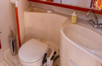 Stunning Boat 2 BEDROOMS, WC, high ceiling - Photo 5