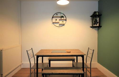 H21 -3 bed Close to Town Drive Parking 2 toilets Contractor Digs - Photo 27