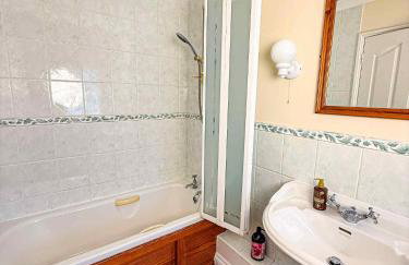 Three Bedroom Bungalow ideal for families or contractors Highbridge - Photo 21