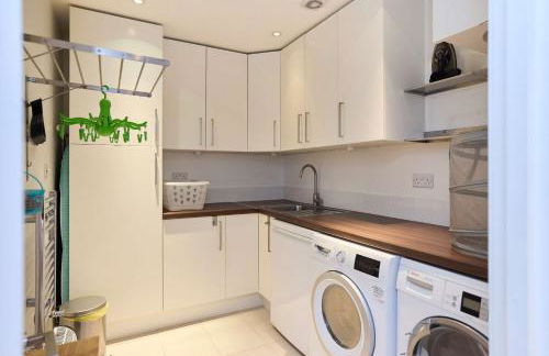 The Clapham Crib - Spacious 4BDR House with Patio - Photo 52